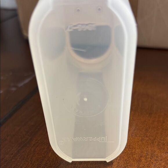 Tupperware Storage Container with Secure Lid 1846-17 - Picture 2 of 5